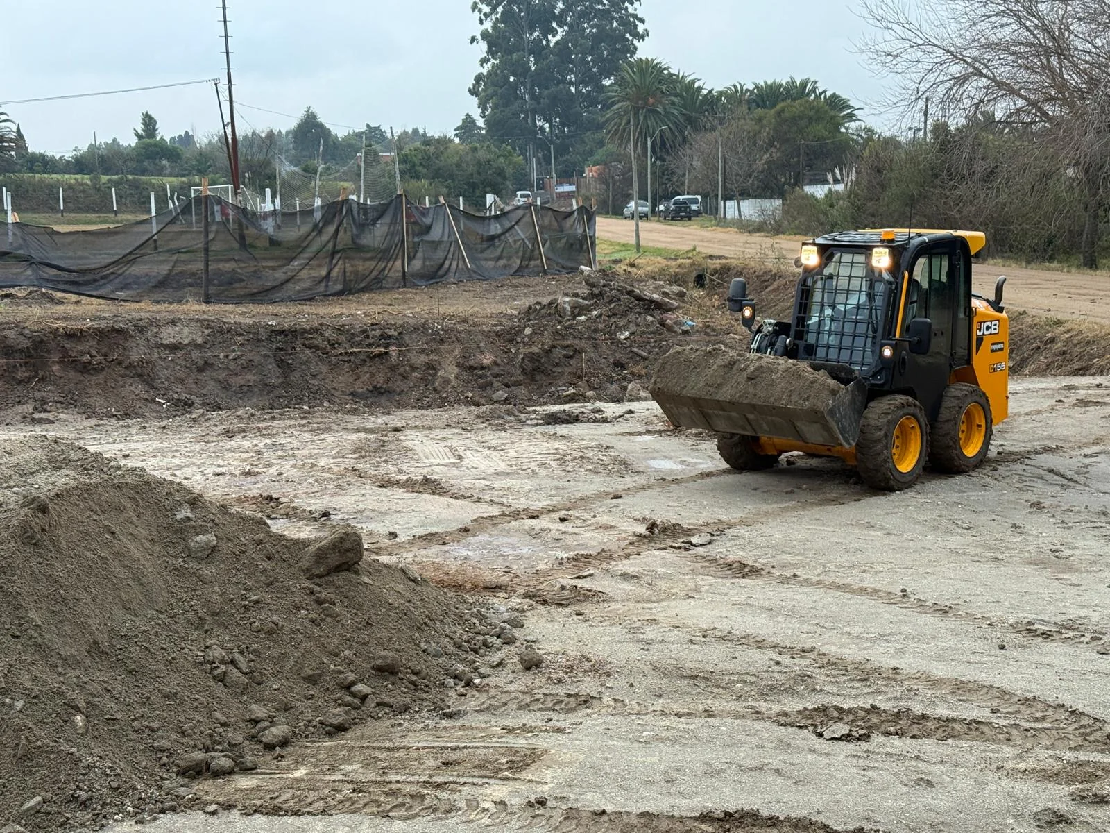 Excavación con minicargadora JCB